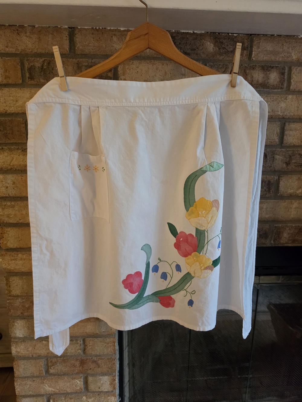 1940s Hand- Embroidered/Applique White Floral Cotton Apron